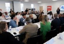 63 Membres de la région BNI Essonne Terre d’Avenir se réunissent pour le business.